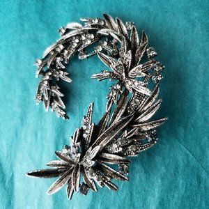 2/20$ Leaves detailes brooch silver tone
